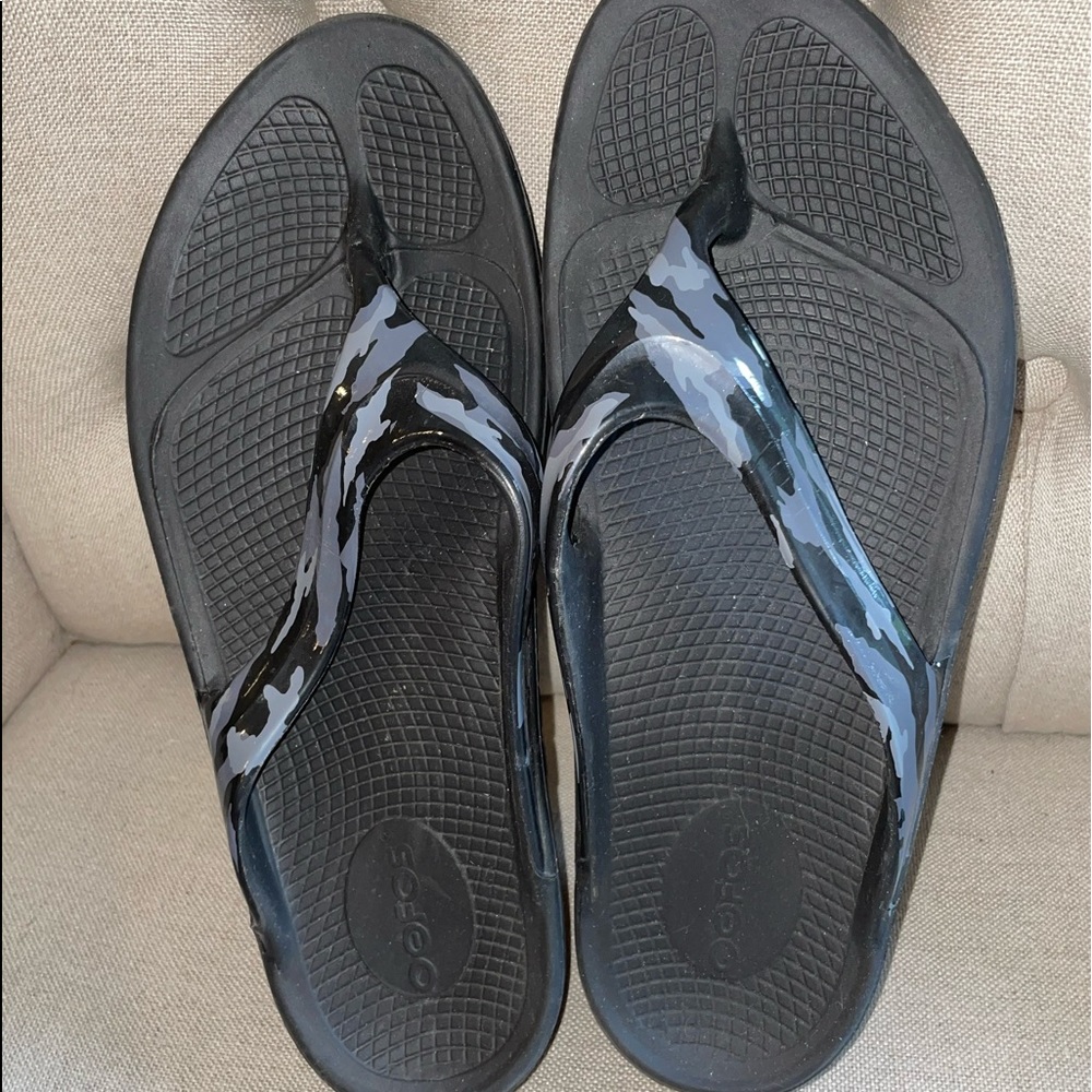 EUC Size W 10 Oofos OOlala Ltd Edition | Black Camo